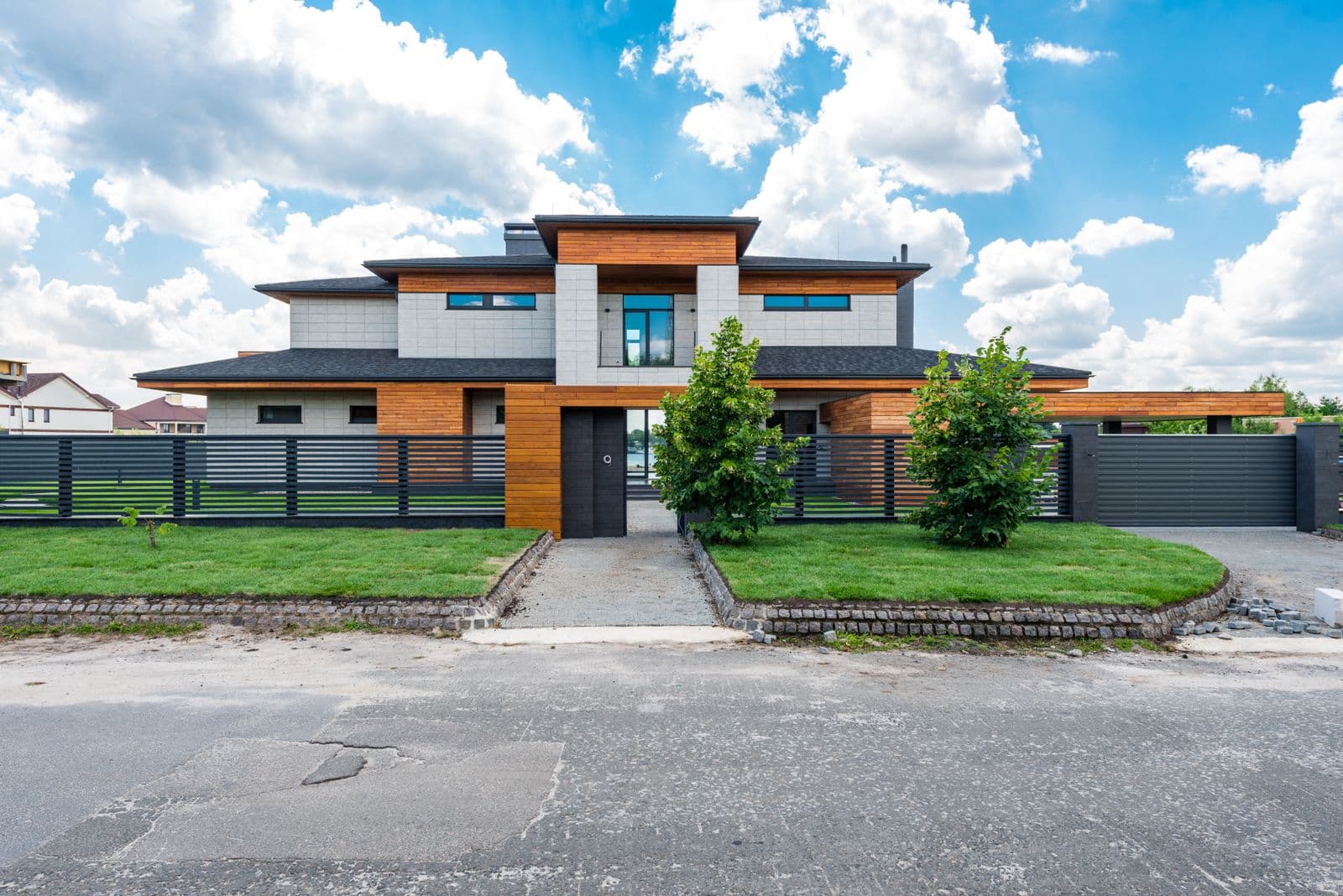 Villa with horizontal aluminium slat fencing and gate